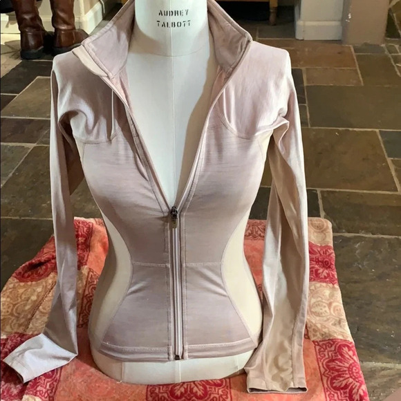 Lululemon catch me air jacket (RARE) - Picture 8 of 9